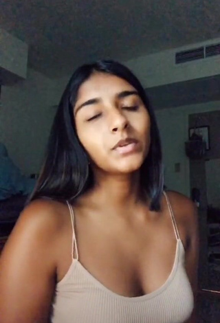 Kavya Borra (@kavyaborra) #decote  #cropped  #top cinza  «duet me with the lower harmony!!...»