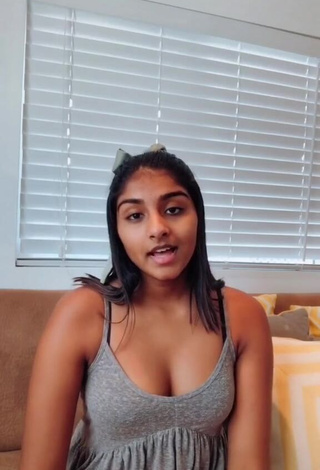 Kavya Borra (@kavyaborra) #decote  #sexy  «a little late to the trend but...»