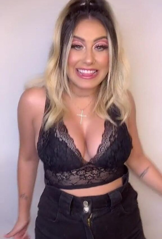 Laura Branquinho (@lauraabranquinho) #decote  #peitos grandes  #cropped  #top curto de renda  #top preto  #peitos saltando  «❤️  #fy #fyp #tiktok #dancinha»