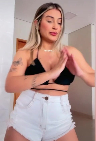 Laura Branquinho (@lauraabranquinho) #top de biquíni preto  #shorts  #shorts branco  #bunda tremendo  #decote  #peitos grandes  #top de biquíni  #peitos saltando  «Domingouuuu ❤️ #dancinha #viral...»