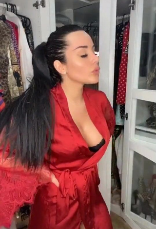 Laura Lempika (@lauralempika) #decote  #sexy  #roupão de banho  #roupão vermelho 