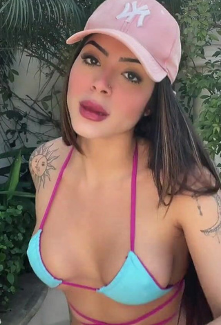 Luana Targinno (@luanatarginno) #piercing no umbigo  #bikini  #calcinha do biquíni rosa  #top de biquíni azul  #calcinha  «Vai se tratar garota»