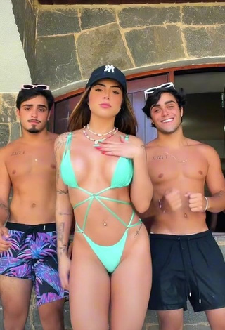 Luana Targinno (@luanatarginno) #decote  #bikini  #biquíni verde  #piercing no umbigo  #bunda tremendo  «@sstarita meus gêmeos preferidos ❤️»