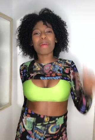 MC Soffia (@mcsoffia) #decote  #cropped  #saia  «2 parte da música minha raiz»