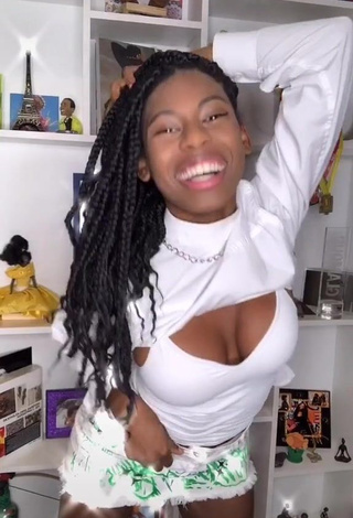 MC Soffia (@mcsoffia) #decote  #cropped  #top branco  #saia  «Alô alô graças a Deus #tiktok...»