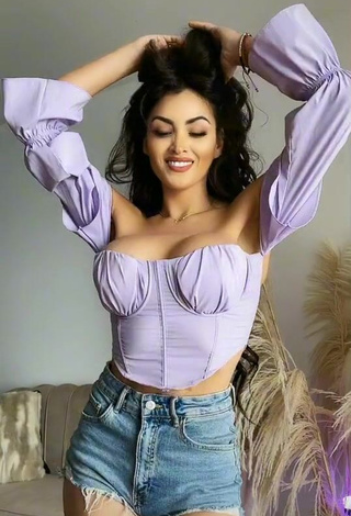 Micheille Soifer (@micheillesoifer_) #decote  #cropped  #top cropped violeta  #shorts  #shorts jeans  #peitos grandes  #bunda tremendo  «Al ritmo de tache (touch it)...»