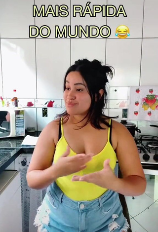 Mylena Siocchi (@mylenasiocchi) #top  #top amarelo  #shorts  #shorts jeans  #decote  «A RECEITA DO FRANGO   melhor que...»