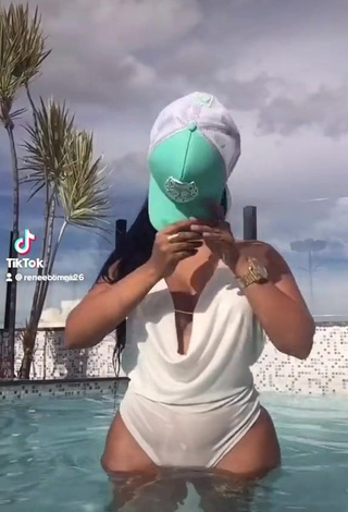 Renee Blimgiz (@reneeblimgiz) #piscina  #roupa de banho  #maiô branco  #bunda  #sexy 