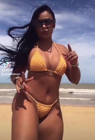 Renee Blimgiz (@reneeblimgiz) #praia  #bikini  #biquíni de bolinhas  #bunda tremendo 