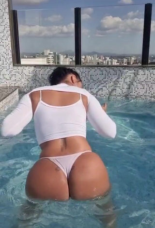 Renee Blimgiz (@reneeblimgiz) #bunda grande  #calcinha  #bikini  #biquíni branco 