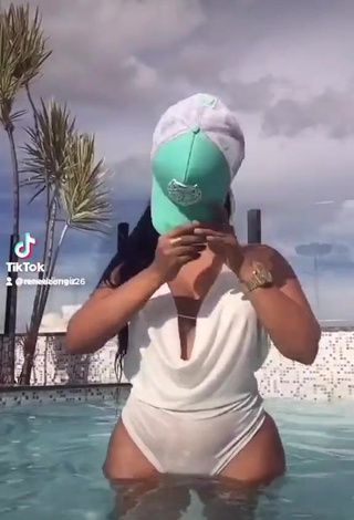 Renee Blimgiz (@reneeblimgiz) #piscina  #bunda grande  #calcinha  #roupa de banho  #maiô branco  «#gringadelicada #gringadomato»