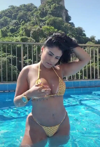 Renee Blimgiz (@reneeblimgiz) #piscina  #decote  #peitos grandes  #bikini  #biquíni de bolinhas  «#JoElmaChipsChallenge...»