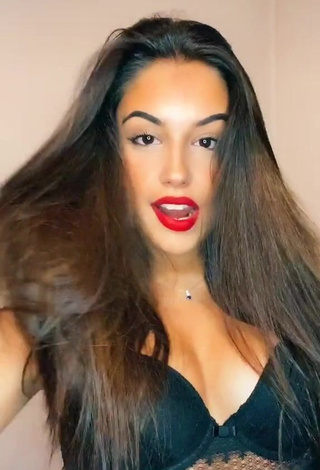 Sofia Chawki (@sofiachawki) #lábios vermelhos  #decote  #sexy  «#fyp»