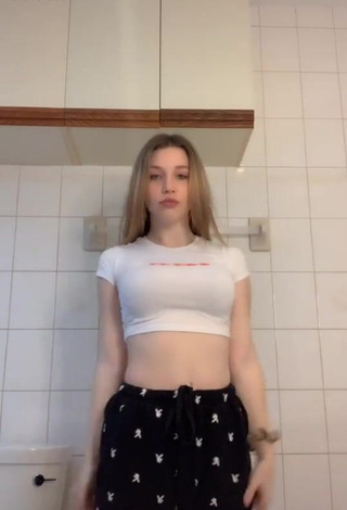 Tiana Everdeen (@teverdeen) #cropped  #top branco  #rebolar  «OOOOOF WHY I LOOK SO THICC #fyp...»