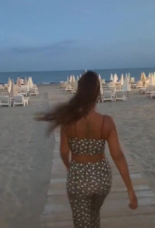 Amel Bent (@amelbentmusic) #praia  #cropped  #calça  #bunda  «Quand on me dit:...»