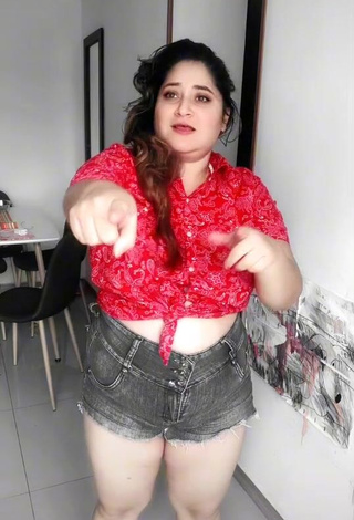 Angelica Polanco Gon (@angelicapolancogg) #cropped  #top vermelho  #shorts  #shorts cinza  #sexy  «Yo tratando de aprendérmelo pero...»