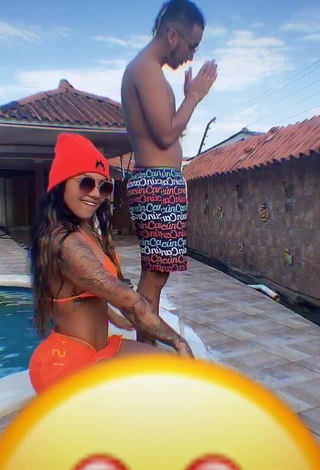 Anyuri Lozano (@anyurimusica2) #piscina  #top de biquíni  #top de biquíni laranja elétrico  #decote  #abaixo do peito  #saia  #saia laranja elétrica  #bunda tremendo 