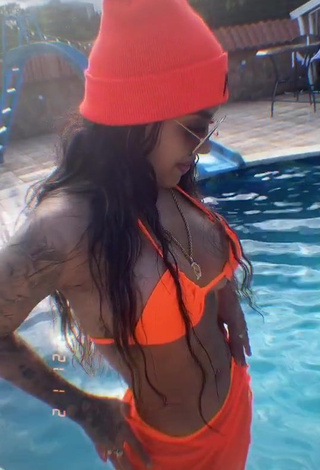 Anyuri Lozano (@anyurimusica2) #piscina  #corpo tatuado  #decote  #abaixo do peito  #top de biquíni  #top de biquíni laranja elétrico  #saia  #saia laranja elétrica  #bunda tremendo  «Hola»