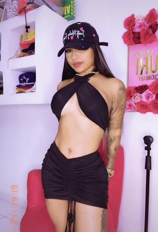 Anyuri Lozano (@anyurimusica2) #cropped  #top preto  #saia  #saia preta  #corpo tatuado  #abaixo do peito  #sexy 