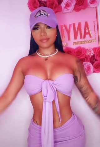 Anyuri Lozano (@anyurimusica2) #decote  #peitos grandes  #cropped  #purple crop top  #saia  #saia roxa  #corpo tatuado  «DE DONDE ME SIGUES #parati»