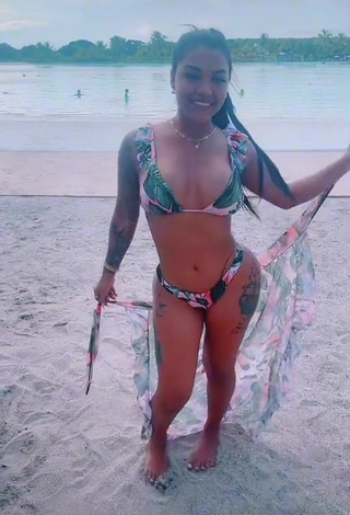 Anyuri Lozano (@anyurimusica2) #praia  #bikini  #biquíni floral  #decote  #peitos grandes 