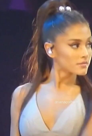 Ariana Grande content (@arianaculture) #cropped  #top cinza  #sexy  «SHE KNOWS EXACTLY WHO SHE...»