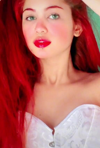 Brenda Campos (brendacamposv) #lábios vermelhos  #espartilho  #espartilho branco  #sexy  «a dublagem sem or»
