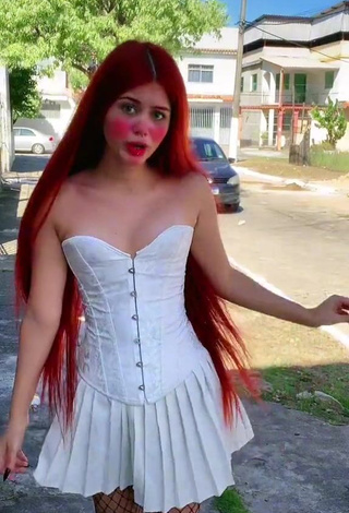 Brenda Campos (brendacamposv) #espartilho  #espartilho branco  #lábios vermelhos  #saia  #saia branca  #cosplay  #sexy  «sou viciada nesse áudio»