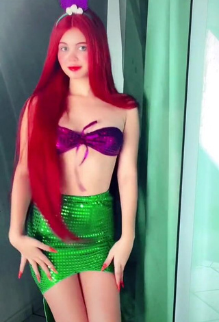 Brenda Campos (brendacamposv) #lábios vermelhos  #cosplay  #top de biquíni  #top de biquíni violeta  #saia  #saia verde  #saia de lantejoulas  #top de biquíni de lantejoulas  «e se eu fosse pra praia com essa...»