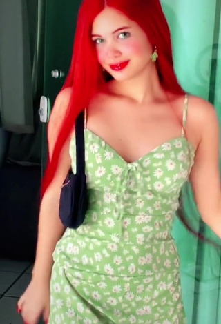 Brenda Campos (brendacamposv) #vestido  #vestido florido  #sexy  «videozin se arrumando»