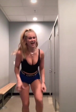 Caiti Mackenzie (@caiti_mackenzie) #decote  #peitos saltando  #cropped  #top preto  #shorts  #shorts azuis  «just absolutely obliterated my legs»