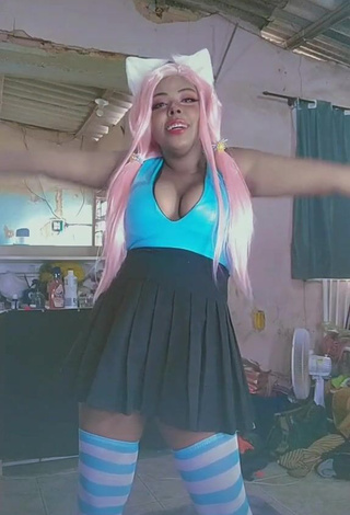 Dezza.cosplay (@dezza.cosplay) #decote  #peitos grandes  #vestido  #peitos saltando  #cosplay  «sem # pra não passar vergonha no...»