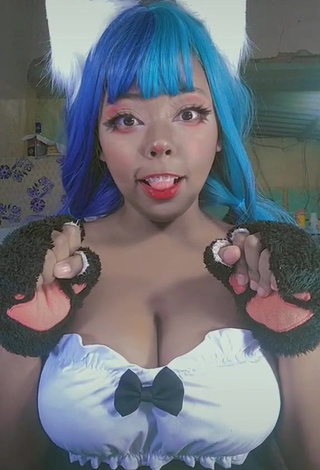 Dezza.cosplay (@dezza.cosplay) #decote  #peitos grandes  #cosplay  #cropped  #top branco  «#sóeuevocê #kawaiikute...»