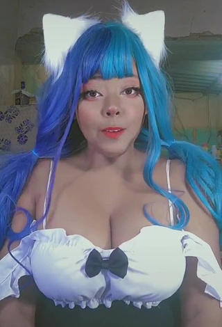 Dezza.cosplay (@dezza.cosplay) #cosplay  #cropped  #top branco  #decote  #peitos grandes  #lábios vermelhos  «cantei tudo errado eu sei...»