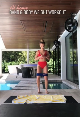 Elle Leonard (@elleleonardofficial) #bikini  #biquíni vermelho  #fitness  «Another day, another workout...»