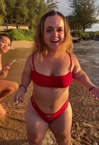 Emmalia Razis (@emmalia.razis) #bikini  #top de biquíni vermelho  #praia  #molhado  «the wave rlly got me #fyp»