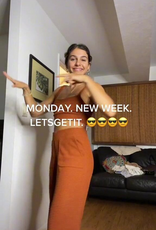 Hannah Jarrah (@han.jarr) #cropped  #top marrom  #calça  #calça marrom  #bunda tremendo  «A GOOD WEEK TO HAVE A GOOD WEEK...»