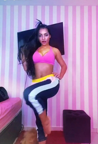 Ingrid Muniz (@ingrid.vmuniz) #decote  #sutiã esportivo  #sutiã esportivo rosa  #calça  #bunda tremendo  «#dança #music #dance #viraldance...»