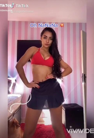 Ingrid Muniz (@ingrid.vmuniz) #top de biquíni  #top de biquíni vermelho  #rebolar  #saia  #saia preta  #decote  «Théo não aguenta mais #tiktok...»