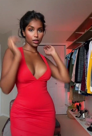 Ishini W (@ishiniw) #decote  #vestido  #vestido vermelho  #sexy  «Happy Leo Szn PURRR  @revolve...»