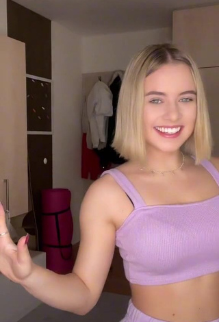 Isabell Mill (@itsmisabell) #cropped  #purple crop top  #bunda tremendo  «#anzeige Dieser Song macht mich...»