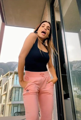 Jimena Longoria (@jimenalongoria) #regata  #top preta  #calça  #calça rosa  «Sentí que los vecinos iban a...»