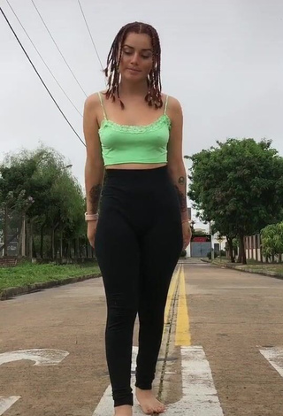 Julietaderomeo (@julietaderomeo) #cropped  #top verde  #sem sutiã  #apertado  #rua 