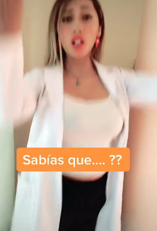 Karen Ramos (@karenramos1997) #cropped  #top branco  #decote  #peitos saltando  #peitos grandes  «Lo sabían Instagram:karen17_ramos»