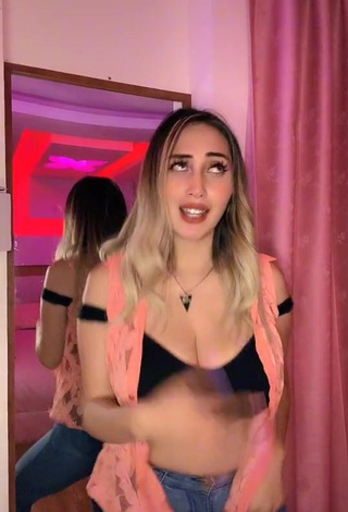 Karen Ramos (@karenramos1997) #decote  #peitos saltando  #cropped  #top preto  #peitos grandes  «A qué hora miraste este video #fypシ»