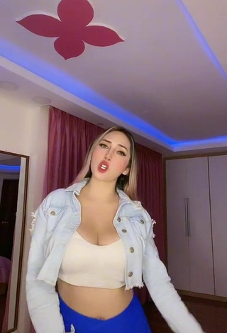 Karen Ramos (@karenramos1997) #cropped  #top branco  #peitos grandes  #decote  #bunda tremendo  «Like si viste este video un...»