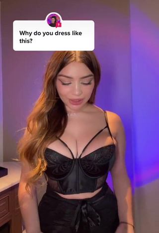 Katiana Kay (@katiana.kay) #decote  #peitos grandes  #sexy  #cropped  #top curto de renda  «#asktiktok thought I should come...»