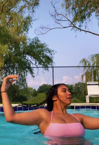 Makayla Marley (@makayla.marley) #piscina  #decote  #cropped  #top rosa  «.. I was literally diying in the...»