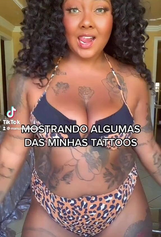 Manu Mendes (@manumendes.rj) #corpo tatuado  #decote  #bikini  #parte de baixo do biquíni leopardo  #peitos grandes 