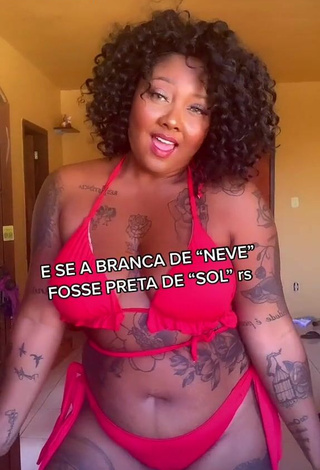 Manu Mendes (@manumendes.rj) #corpo tatuado  #bikini  #biquíni vermelho  #decote  «Imagina só se a branca de neve...»